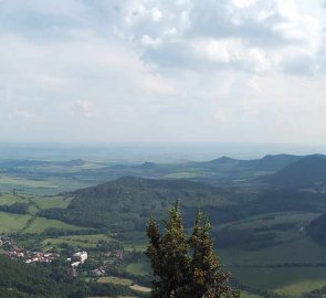 Výhled z rozhledny na Milešovce na České středohoří