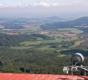 Pohled z vrcholu Milešovky na dálniční mosty