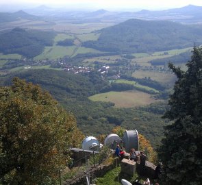 Pohled z vrcholu Milešovky na Milešov