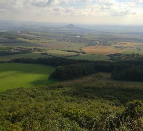 Pohled z Hrádku na hrad Hazmburk