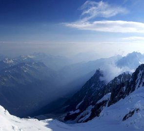 Údolí dole s Chamonix a vpravo Aiguille du Midi