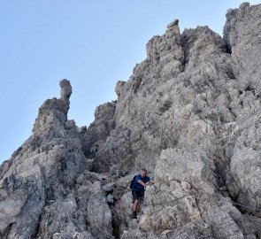 Sestup z vrcholu je vedený po jednoduchém klettersteigu