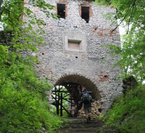 Vstup na zříceninu hradu Muráň