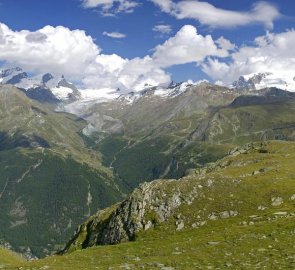 Kousek od Zermattu (dole v údolí), pohled na masiv Monte Rosa