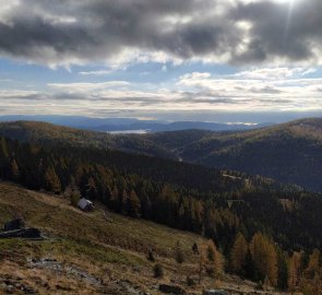 Pohled k Hochrindlu  během stoupání na horu Großer Speikkofel