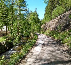 Cesta u Branné mezi říčkou a železniční tratí