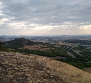 Pohled z Oblíku na České středohoří, v pozadí je Říp