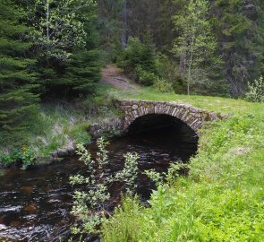 Jeden z mnoha kamenných mostků přes Vchynicko - tetovský kanál