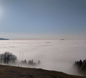 Pohled na Radhošť a těsně nad inverzí je i Velký Javorník