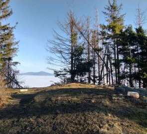 Vrchol Skalka 964 m n.m., v pozadí vykukuje Lysá hora