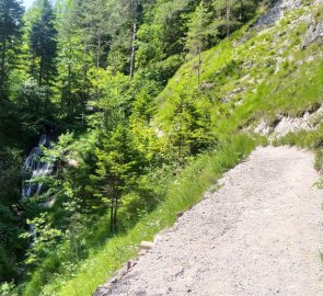 Trail descending into the souterrain