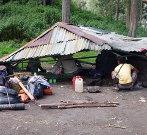 Takto nám nosiči vařili večeře - při výstupu na Gunung Rinjani