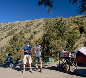 Obchůdek v místě druhého bivaku a vlevo nahoře vrchol Gunung Rinjani