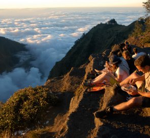 Večeře nad krajem útesu v druhém bivaku při výstupu na Rinjani