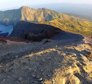 Při sestupu kamenitým terénem z Gunung Rinjani