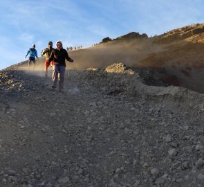 Při sestupu kamenitým terénem z Gunung Rinjani