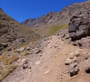 Cesta k chatě Refuge Toubkal při výstupu na Jebel Toubkal