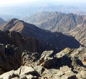 Pohled z vrcholu Jebel Toubkal 4 167 m - Maroko, Vysoký Atlas