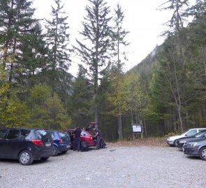 Parkoviště před rozcestníkem u Jassingu, nad městečkem Oberort.