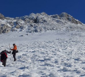 Ledová krusta na značené cesta č. 831 kousek pod vrcholem Ebenstein