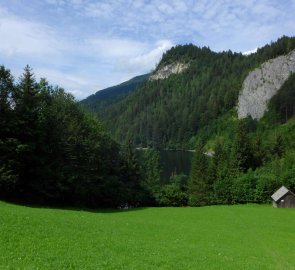 Jezero Schwarzensee v rakouském pohoří  Salzkammergut