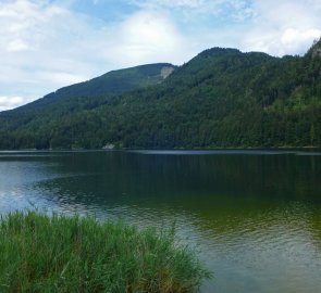 Jezero Schwarzensee v rakouském pohoří  Salzkammergut