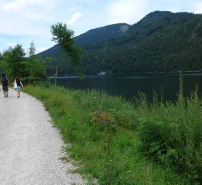 Zpevněná cesta kolem jezera Schwarzensee v pohoří Solné Komory