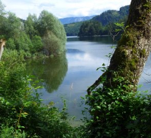 Jezero Schwarzensee v rakouském pohoří  Salzkammergut