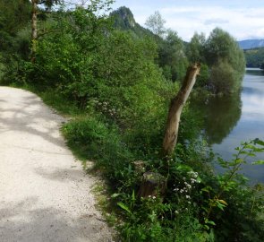 Zpevněná cesta kolem jezera Schwarzensee v pohoří Solné Komory