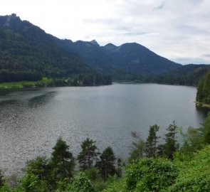 Jezero Schwarzensee v rakouském pohoří  Salzkammergut