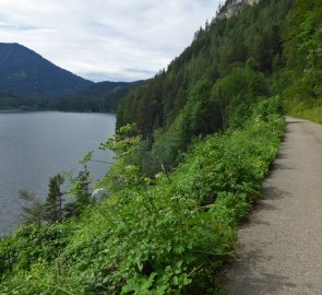 Asfaltová cesta na východní straně jezera, pohled na sever