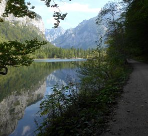 Zpevněná cesta směrem k občerstvení Seestüberl u Leopoldsteiner See