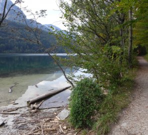 Jezero Leopoldsteiner See - severní část jezera, cesta od bistra Seestüberl