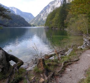 Jezero Leopoldsteiner See - severní část jezera, cesta od bistra Seestüberl