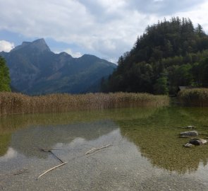 Při přechodu lávky s říčkou Seebach, která se vlévá do jezera