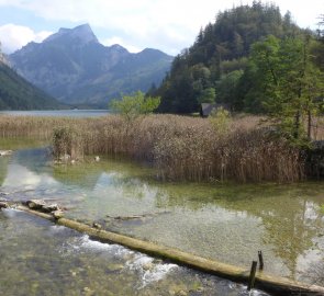 Při přechodu lávky s říčkou Seebach, která se vlévá do jezera