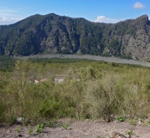 Pohled na vrcholy  Cognoli di Trocchia 961 m n. m., Cognoli di S.Anastasia 1 086 m n. m., Punta Nasone 1 131 m n.