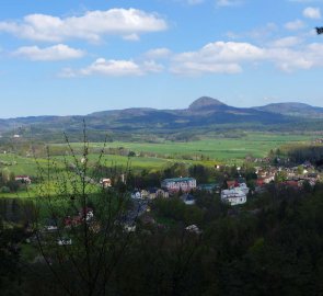 Pohled na horu Klíč 760 m n. m. uprostřed