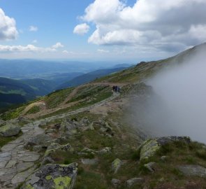 Kamenitá cesta po hřebeni Nízkých Tater západním směrem na Dereše 2 003 m n. m.