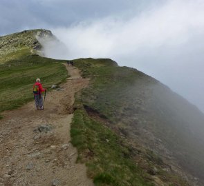 Široká horská pěšina po hřebení