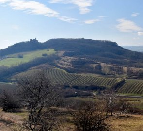 Pohled na Sirotčí hrádek a Stolovou horu