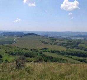 Pohled ze Stolové hory směrem na Mikulov a Svatý Kopeček