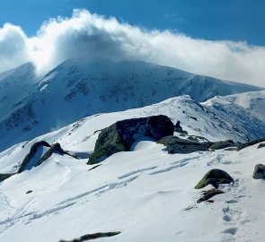 Pohled z hřebene na Brestovou 1 903 m n. m.