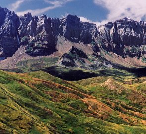 Pohled z vrcholu hory Punta Cochata na hřeben hor Sierra de la Partacua