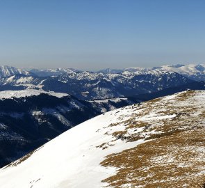 Pohled na pohoří Veitsch Alpe a Hochschwab během výstupu na Terzer Göller