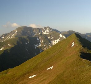 Ranní pohled na Wölzer Tauern, uprostřed hora Hohenwart