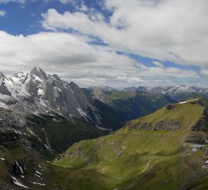 Pohled na Marmoladu a Piz Boe z ferraty delle Trincee