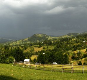 Podhorská krajina při přicházející bouřce