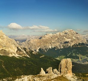 Údolí Cortiny d´Ampezzo, vlevo Tofana de Rozes, uprostřed Monte Cristalo, v pravo Sorapis