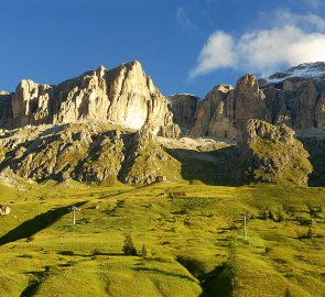 Ranní pohled na horskou skupinu Sella a horu Piz Boe